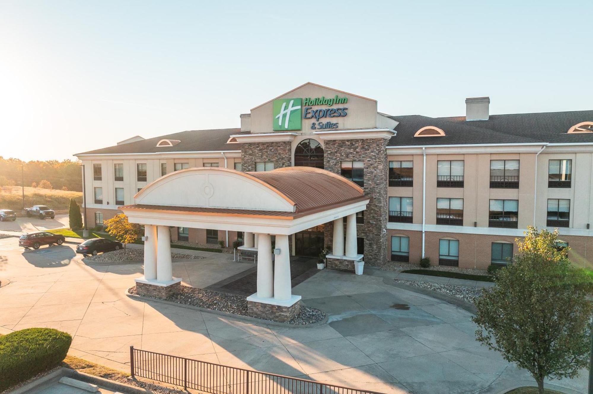 Holiday Inn Express Hotel And Suites Saint Robert By Ihg Exterior photo